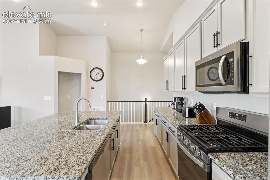 Image 18 of 49: Kitchen