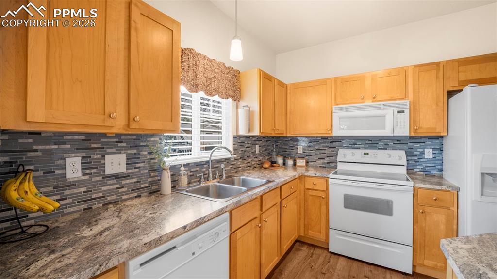 Image 10 of 33: Kitchen