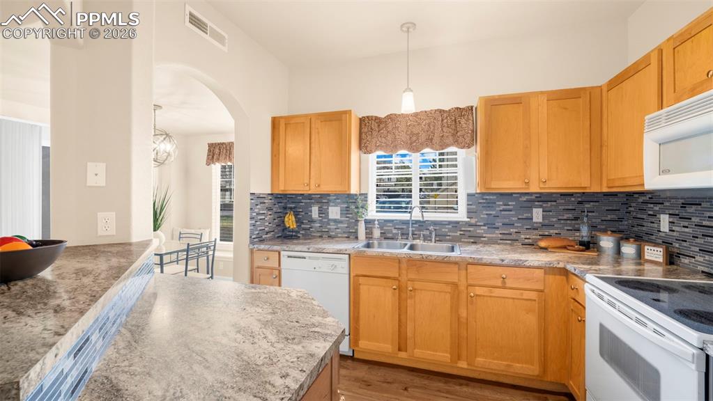 Image 11 of 33: Kitchen