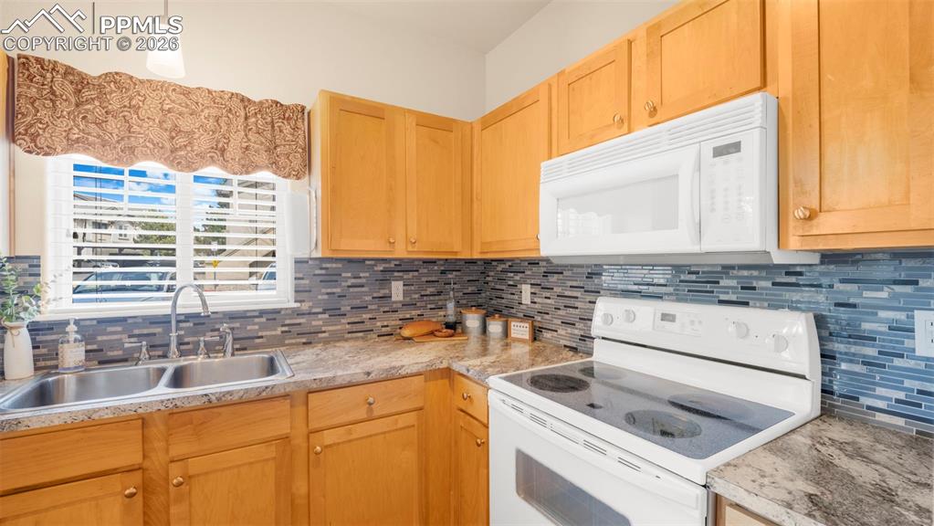 Image 12 of 33: Kitchen