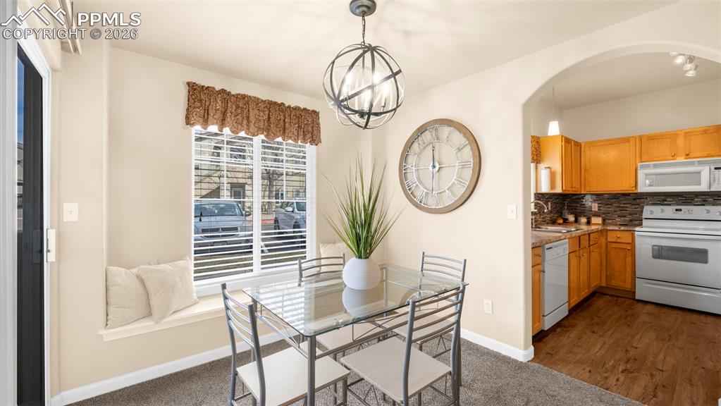 Image 13 of 33: Dining Area