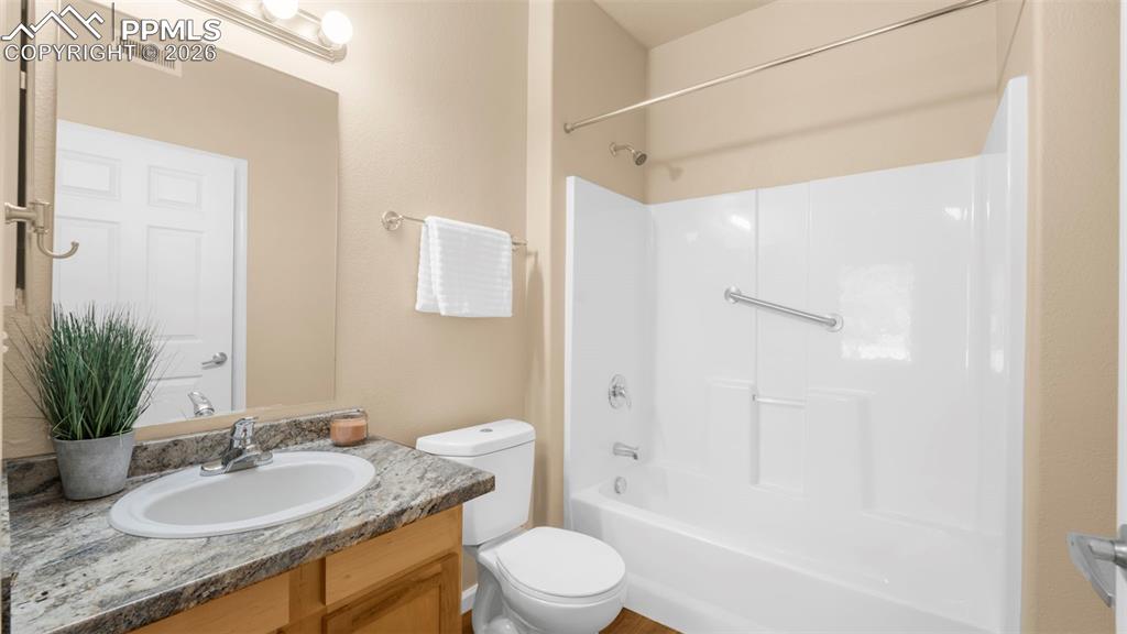 Image 18 of 33: Bathroom