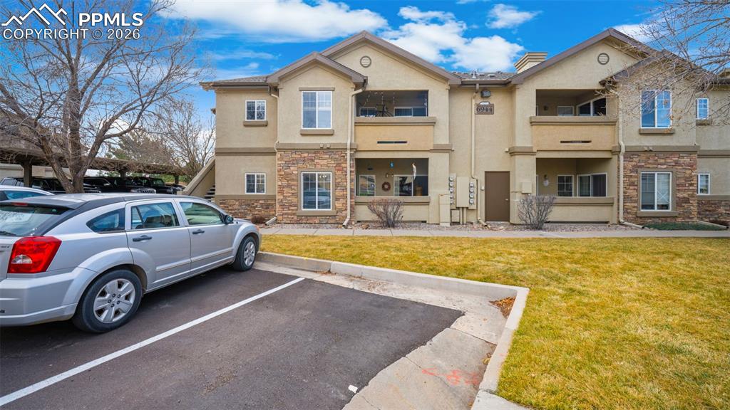 Image 2 of 6: Living Room