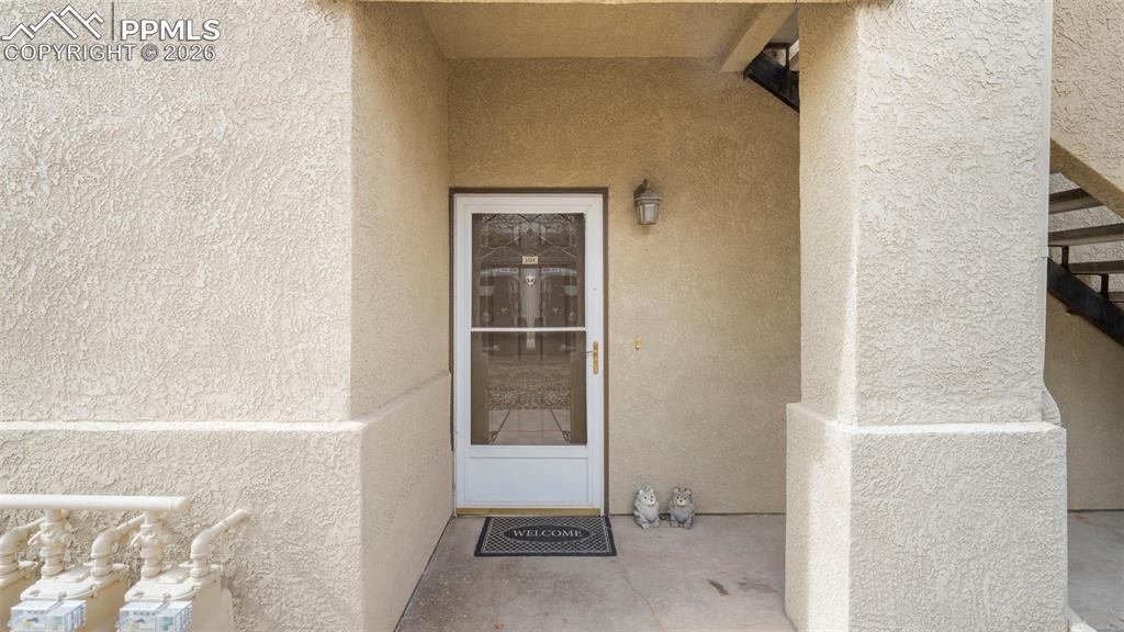 Image 4 of 6: Living Room