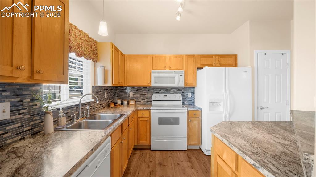 Image 9 of 33: Kitchen