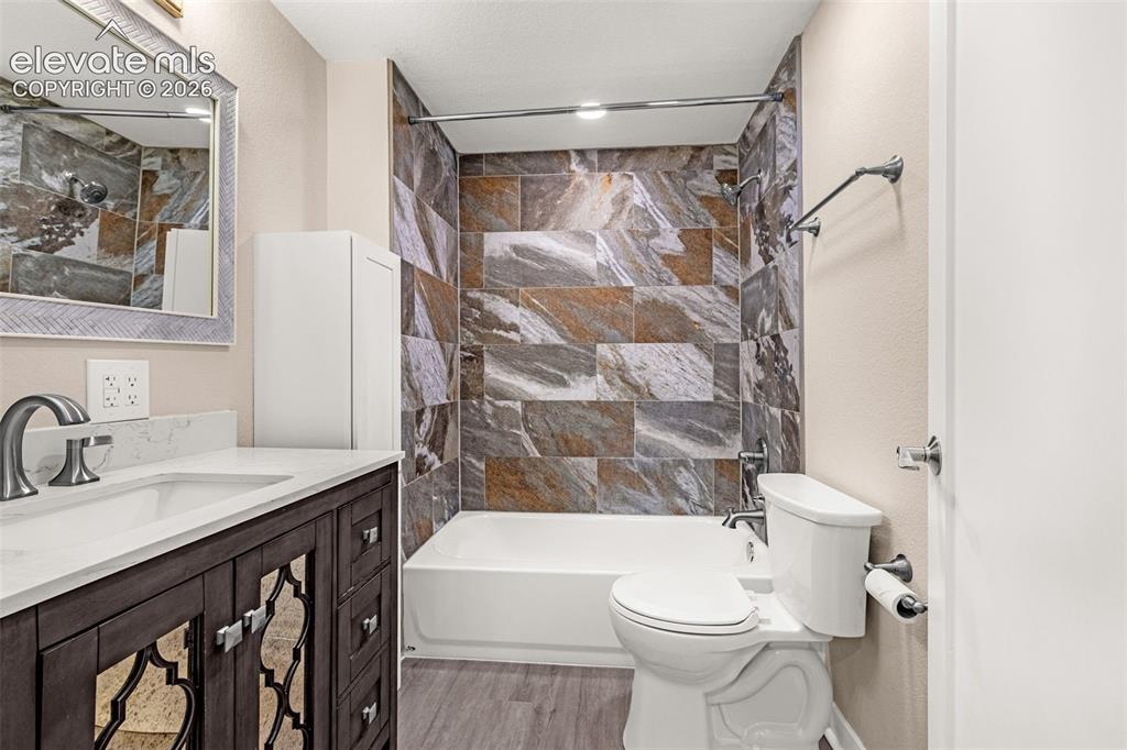 Image 18 of 34: Bathroom