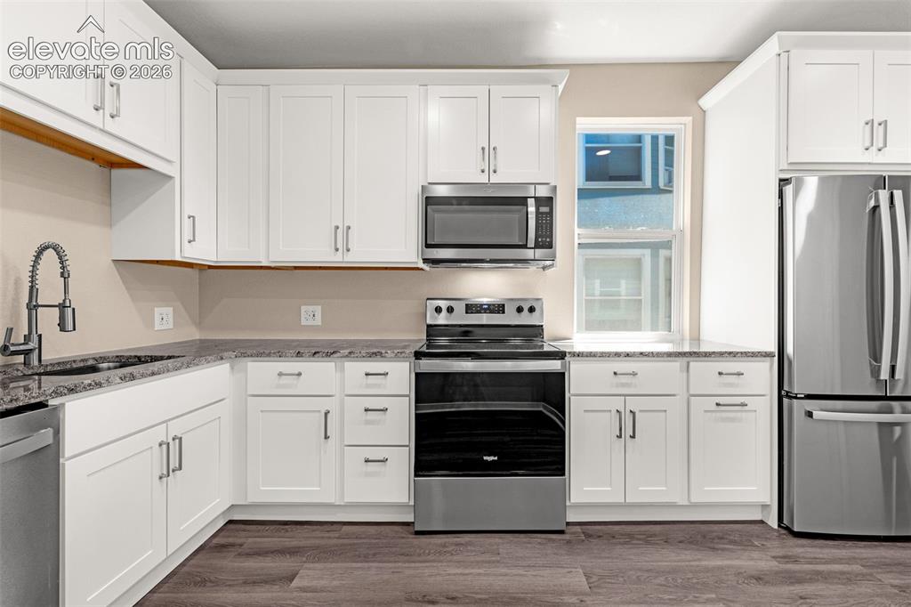 Image 8 of 34: Kitchen