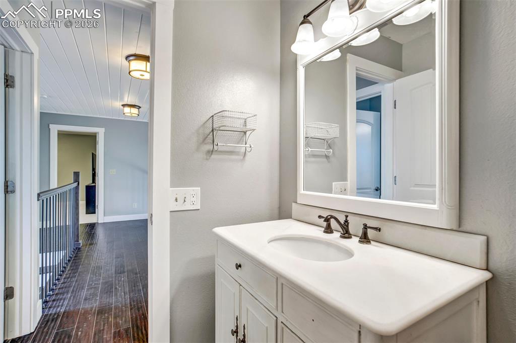 Image 10 of 50: Bathroom