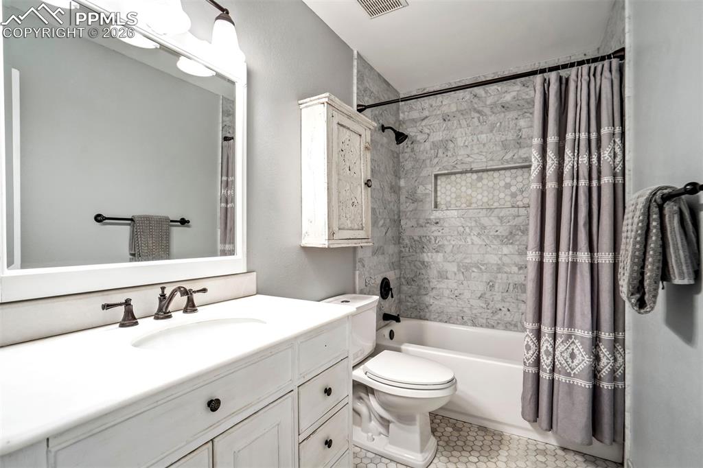 Image 11 of 50: Bathroom