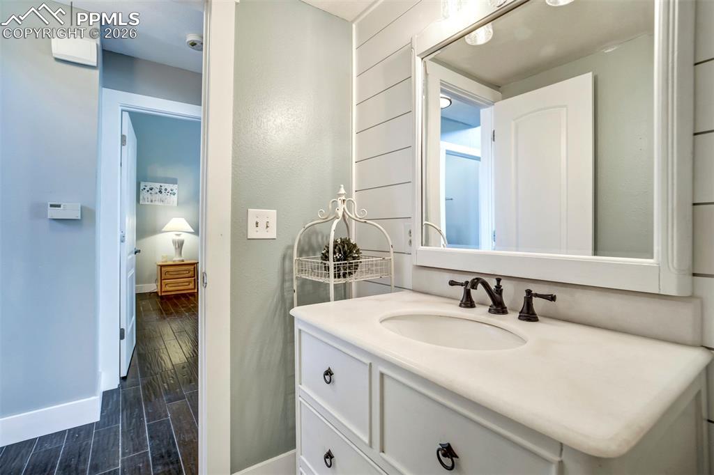 Image 18 of 50: Bathroom