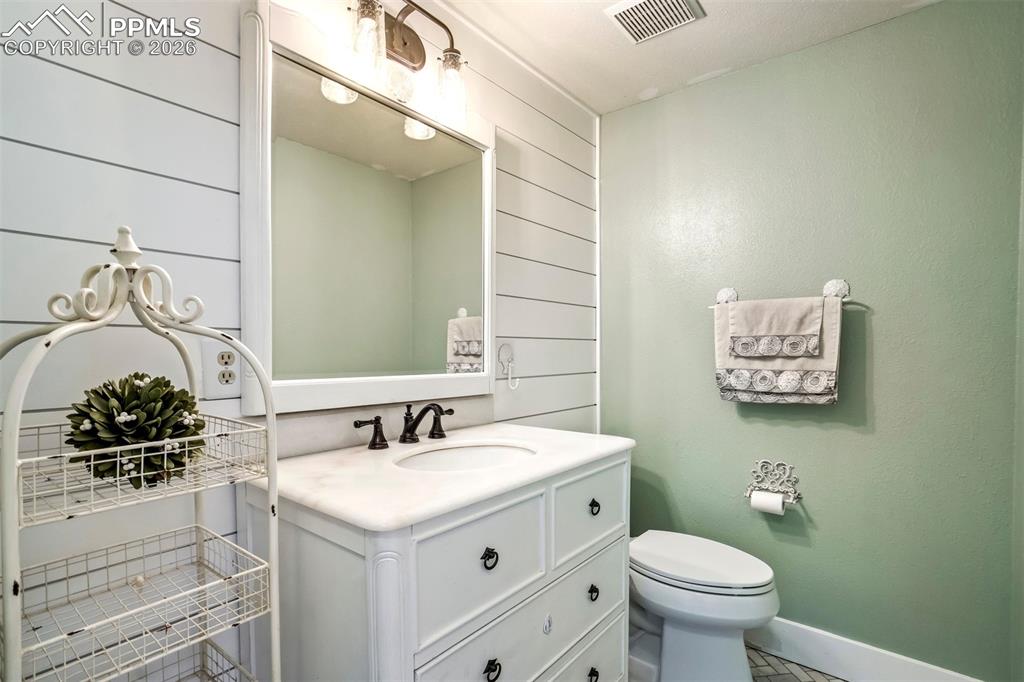 Image 19 of 50: Bathroom