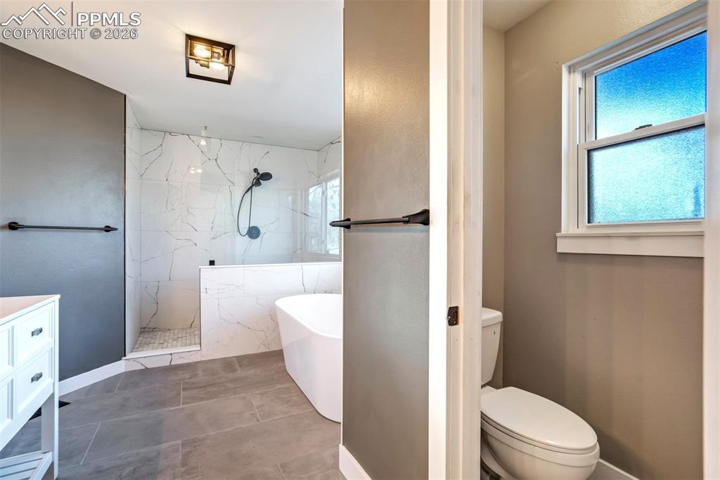 Image 21 of 50: Bathroom