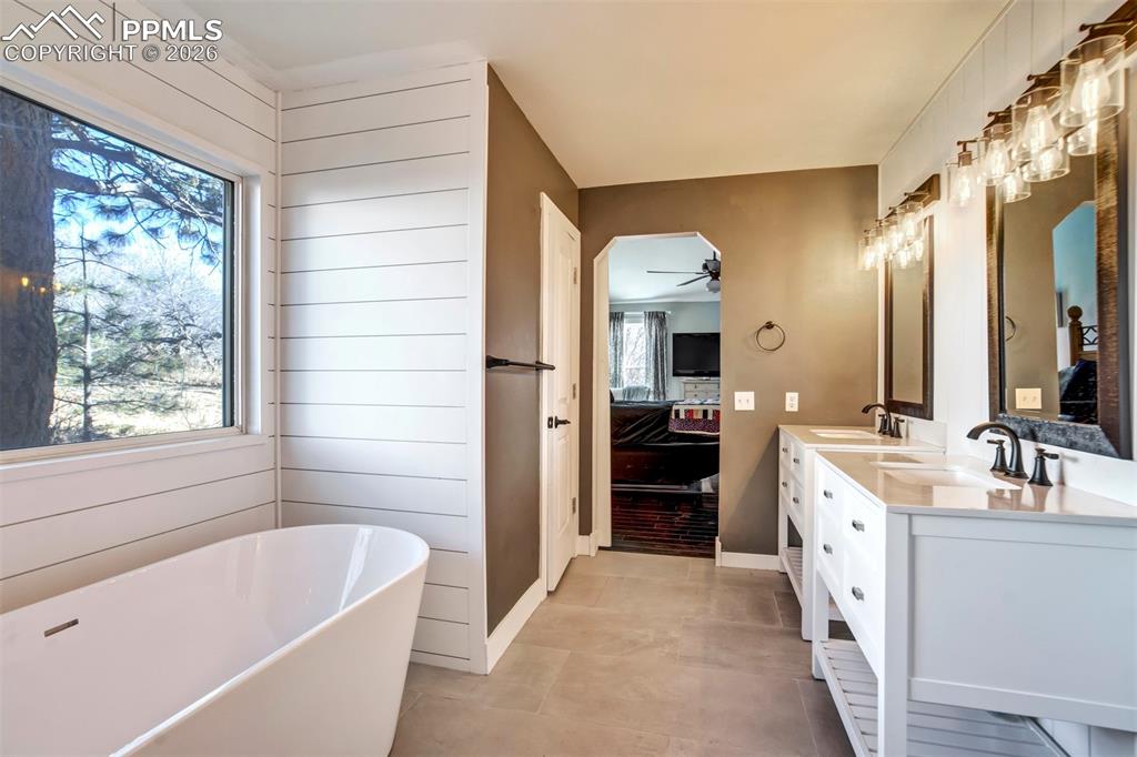 Image 22 of 50: Bathroom