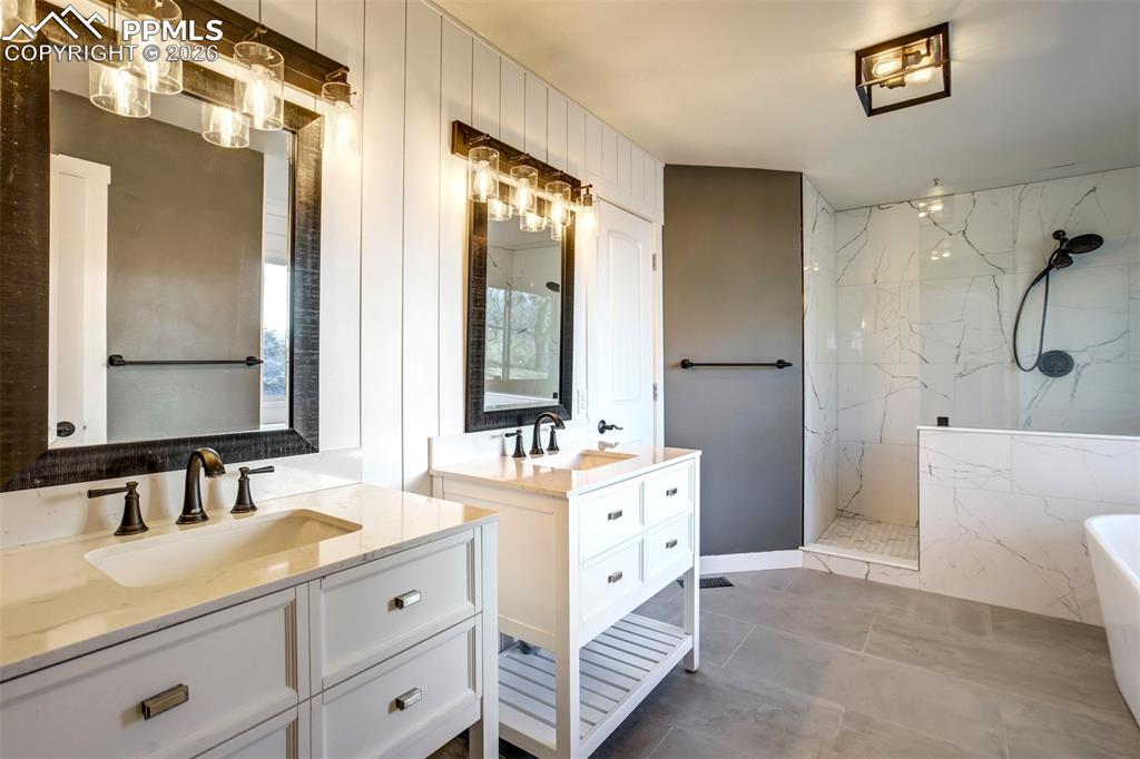 Image 23 of 50: Bathroom