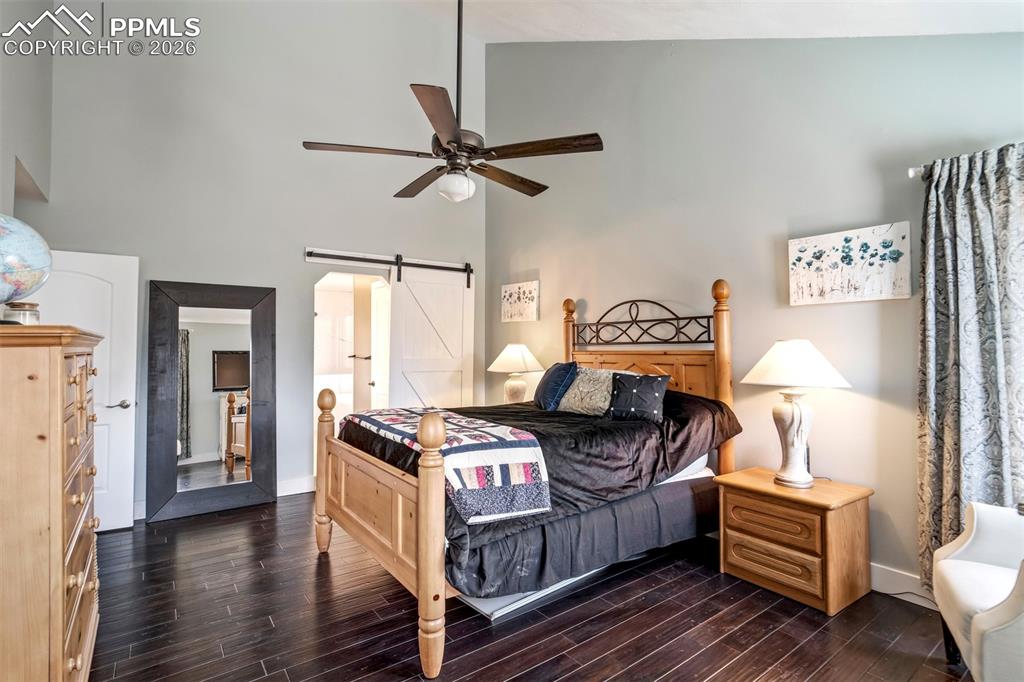 Image 25 of 50: Bedroom