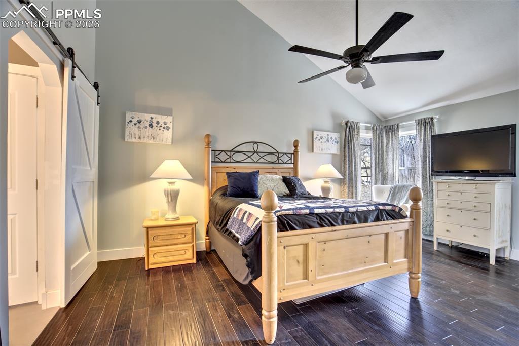 Image 26 of 50: Bedroom