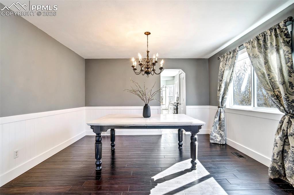 Image 27 of 50: Dining Area