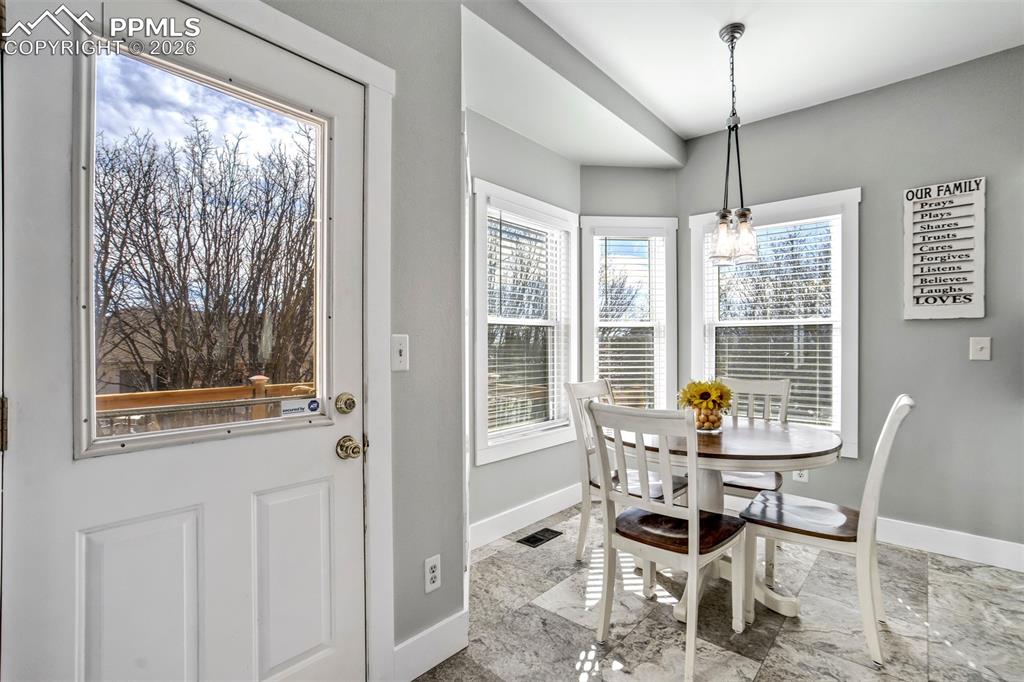 Image 33 of 50: Dining Area