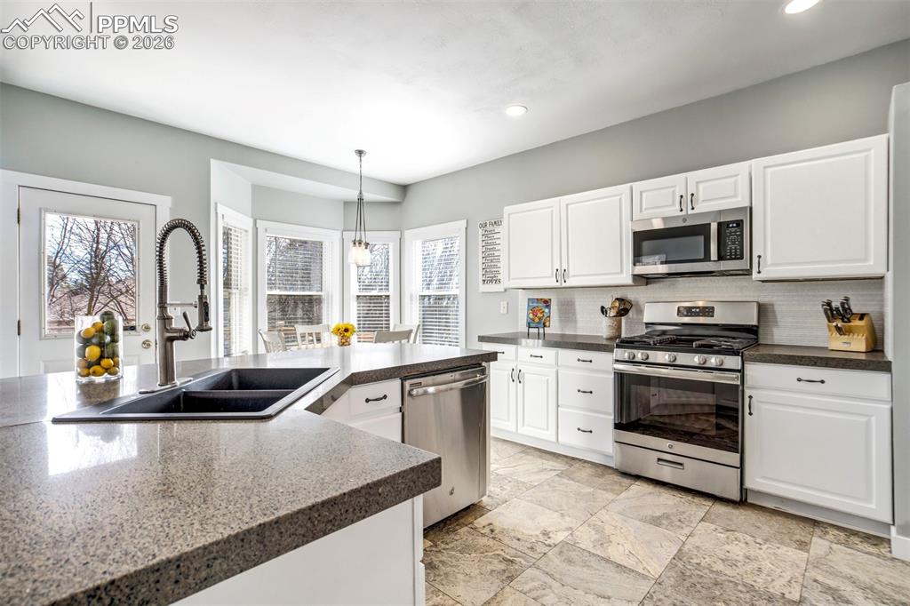 Image 35 of 50: Kitchen