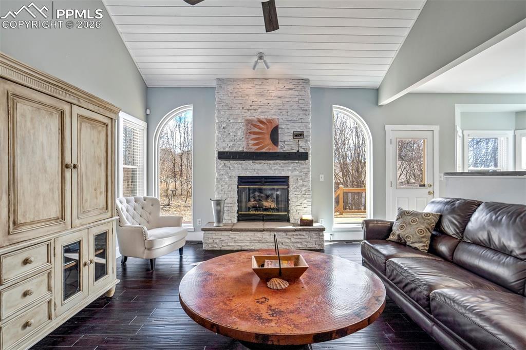 Image 39 of 50: Living Room