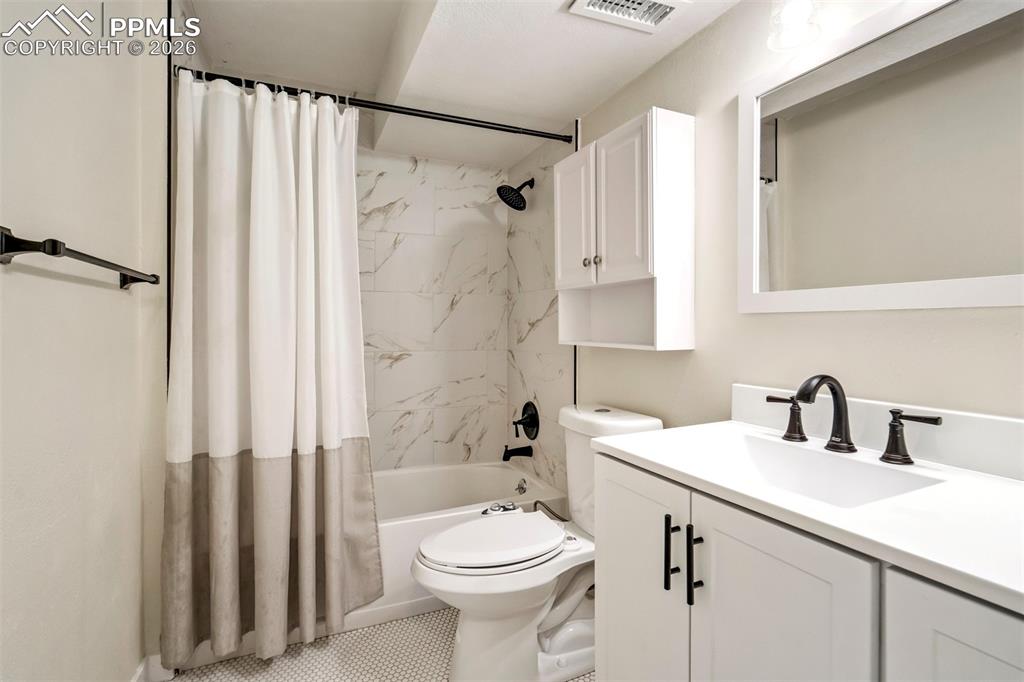 Image 4 of 50: Bathroom