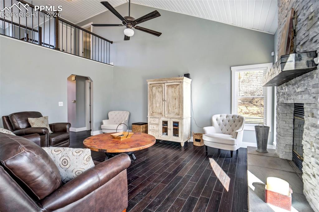 Image 40 of 50: Living Room