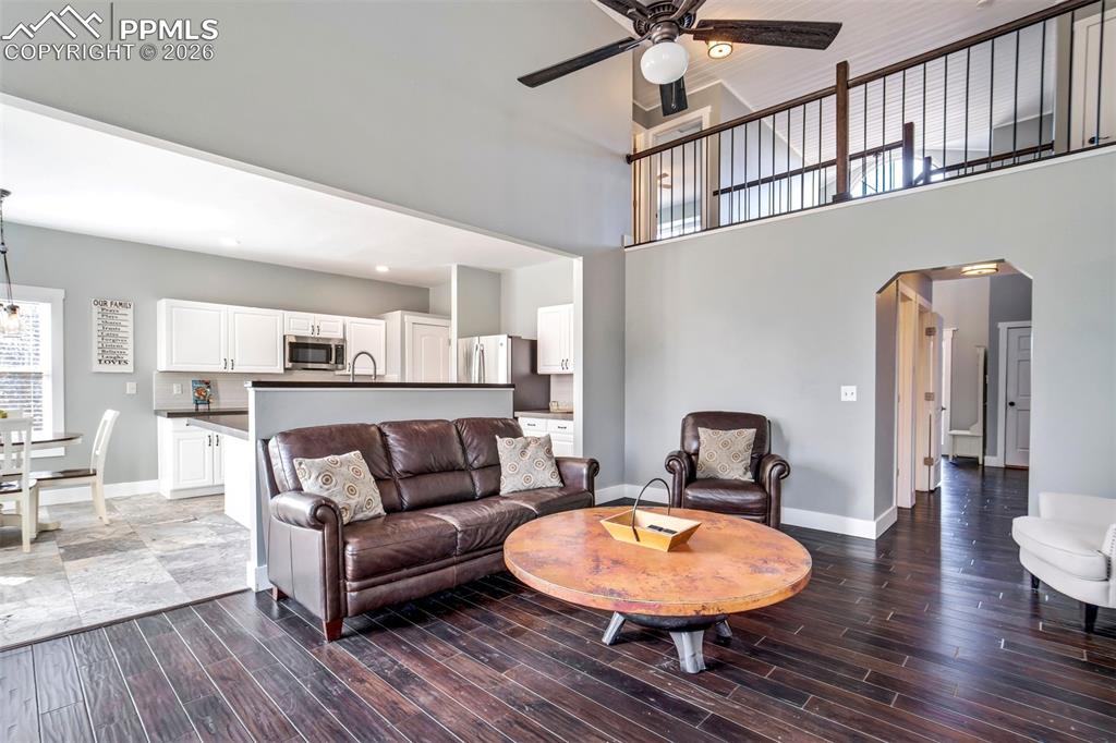 Image 41 of 50: Living Room