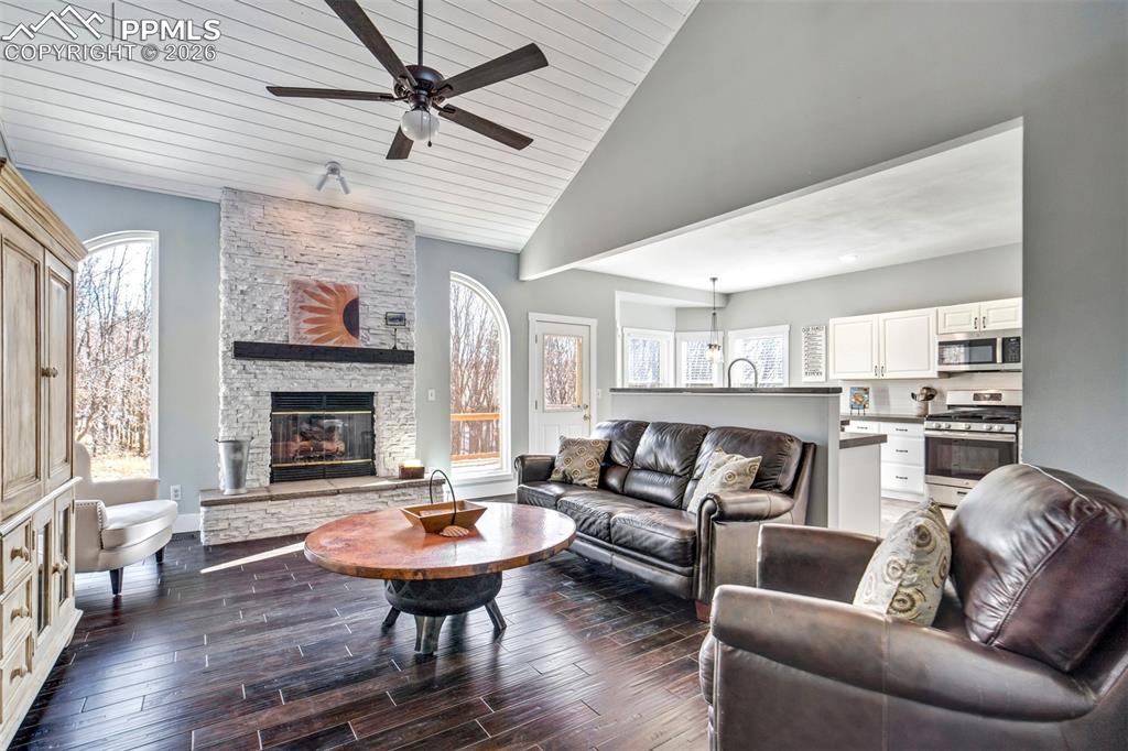 Image 42 of 50: Living Room