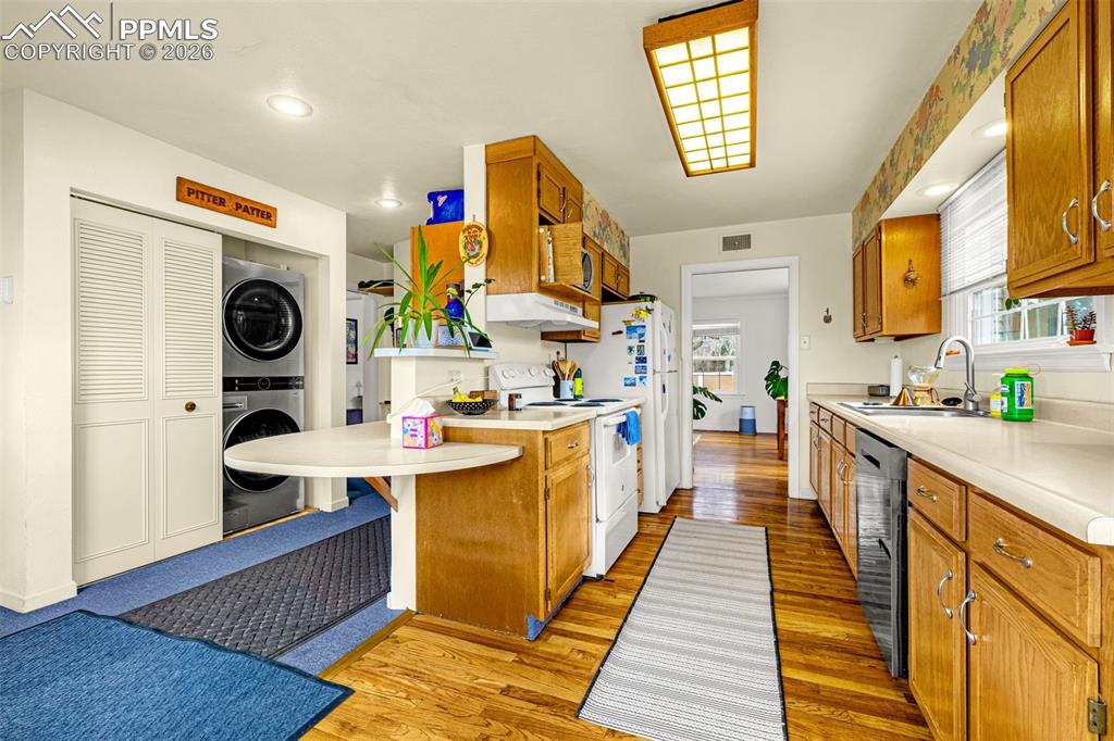 Image 12 of 37: Kitchen