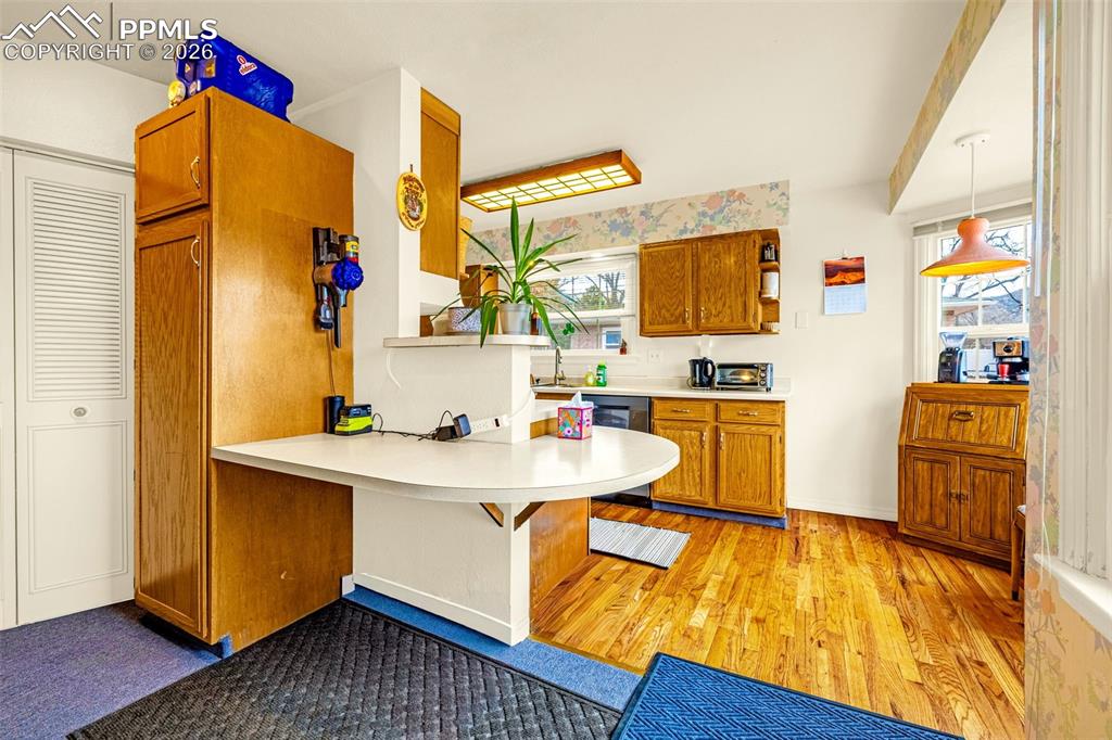 Image 14 of 37: Kitchen