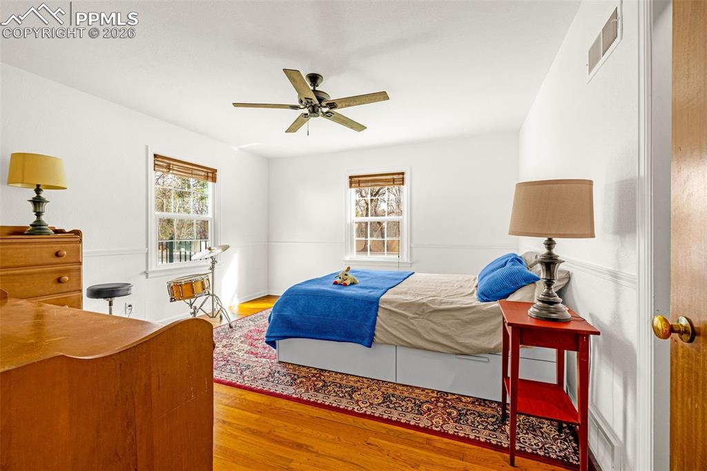 Image 17 of 37: Bedroom