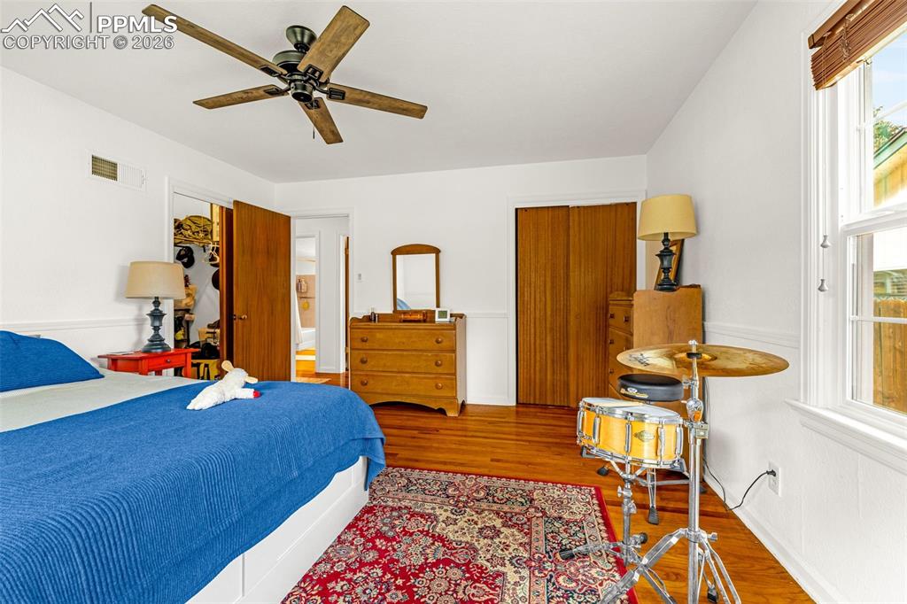 Image 18 of 37: Bedroom