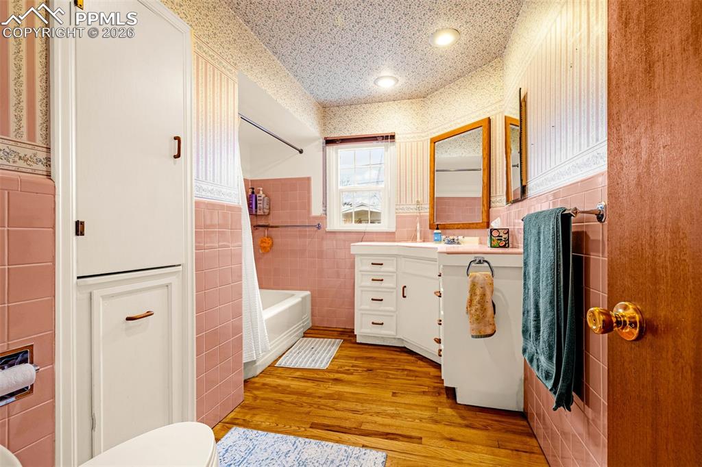 Image 19 of 37: Bathroom