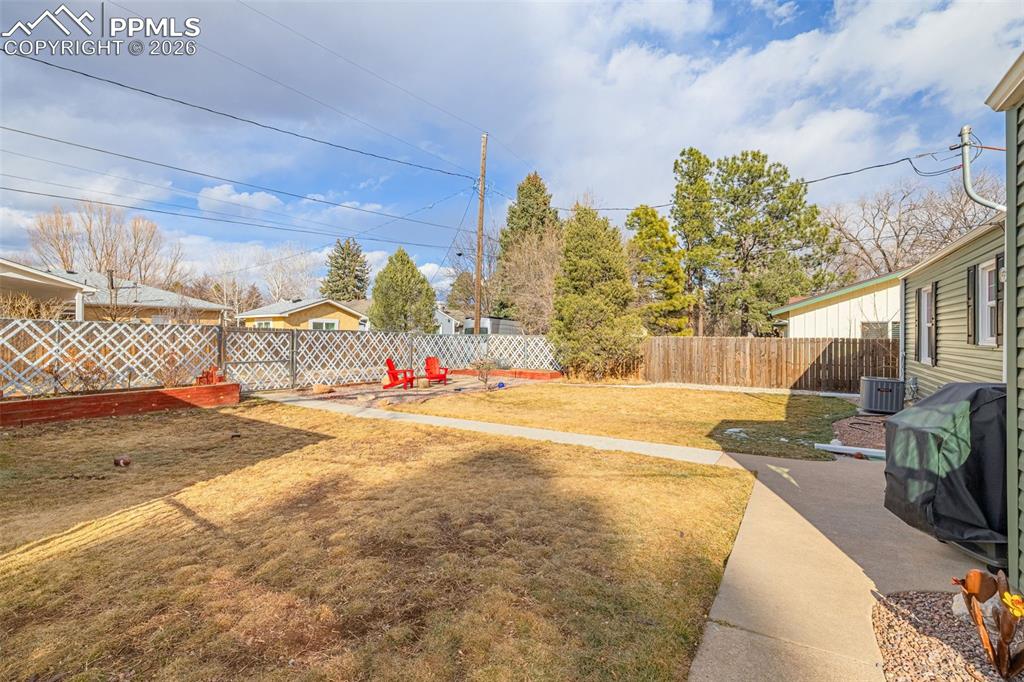 Image 24 of 37: Yard