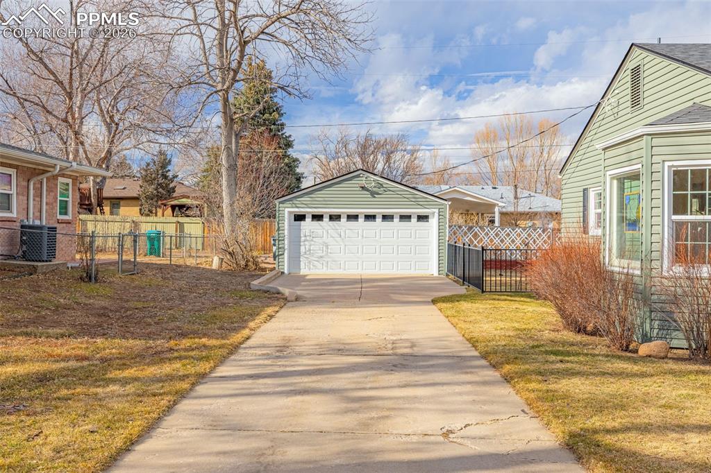 Image 25 of 37: Drive thru garage