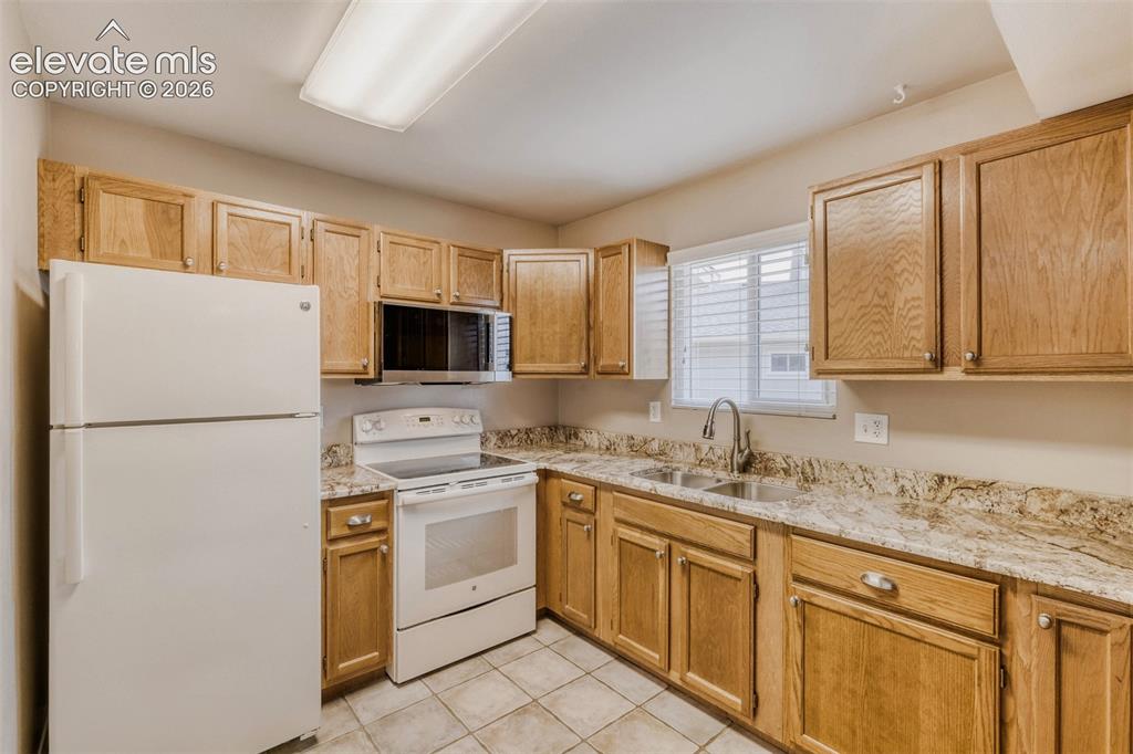 Image 11 of 32: Kitchen