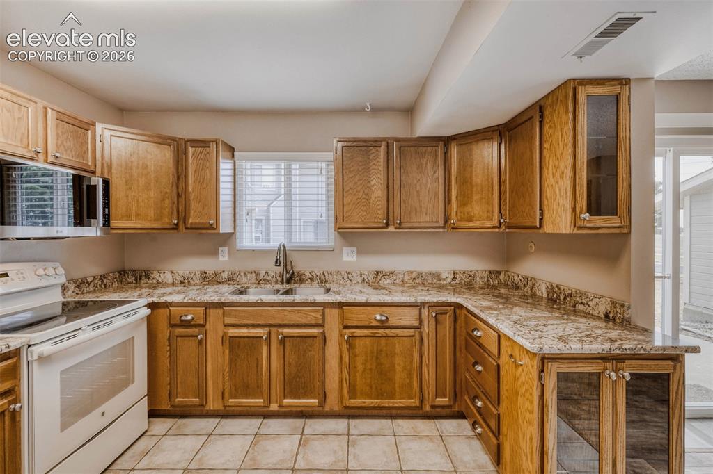 Image 12 of 32: Kitchen