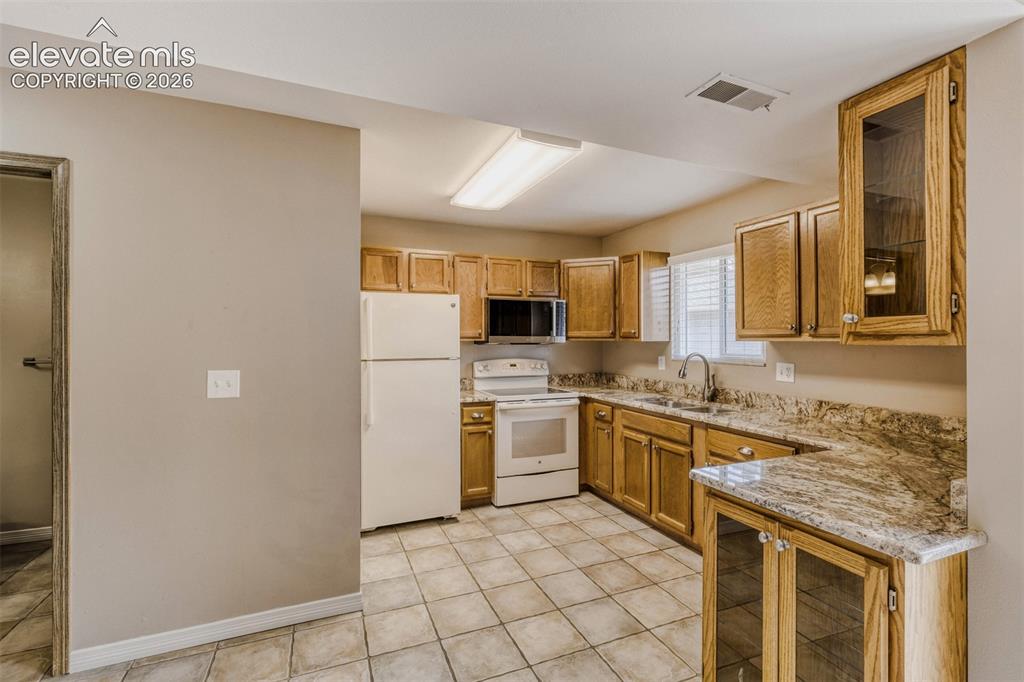 Image 14 of 32: Kitchen