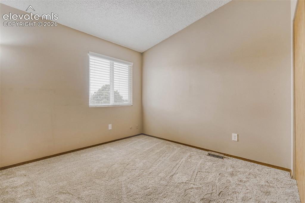 Image 19 of 32: Bedroom