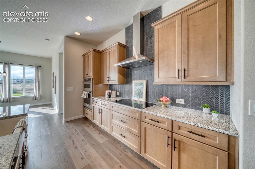 Image 16 of 50: Kitchen