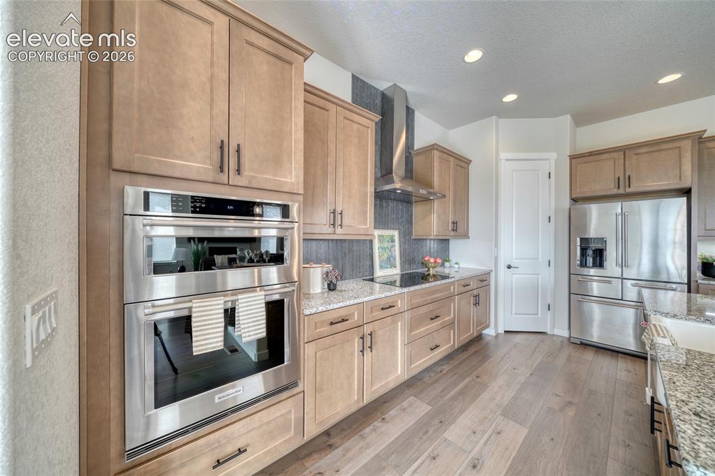 Image 18 of 50: Kitchen
