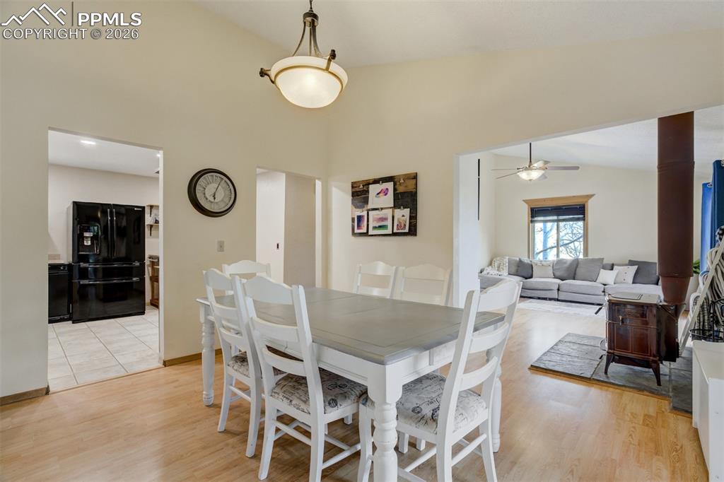 Image 14 of 34: Dining Area