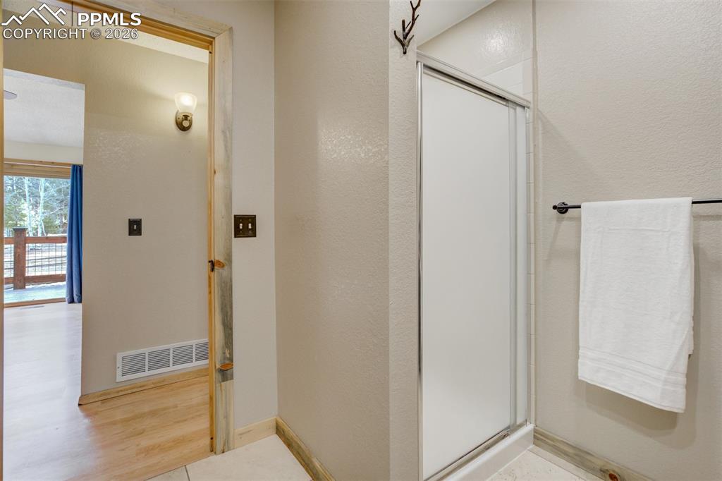 Image 19 of 34: Bathroom