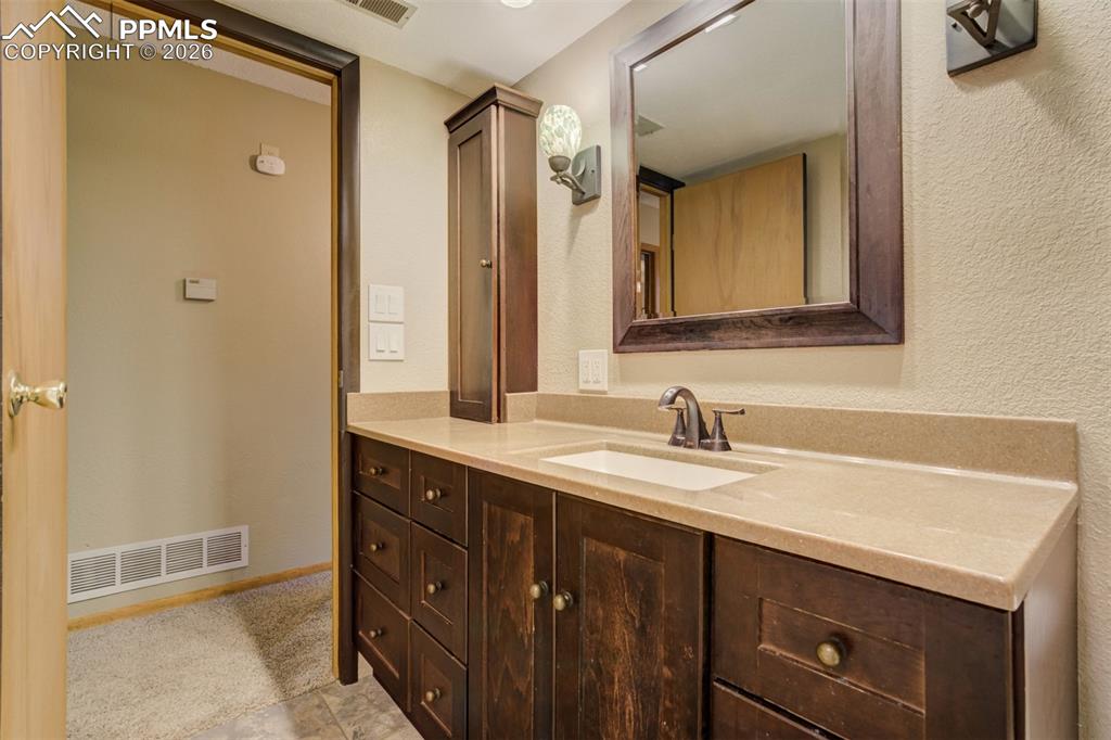 Image 23 of 34: Bathroom