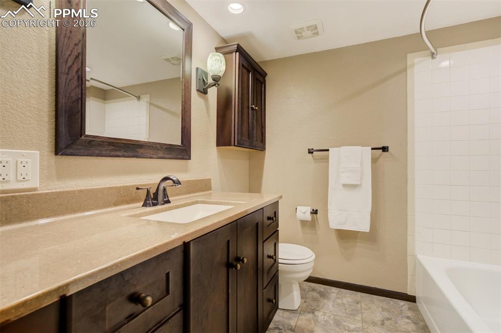 Image 24 of 34: Bathroom