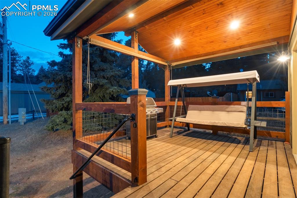 Image 30 of 34: Deck