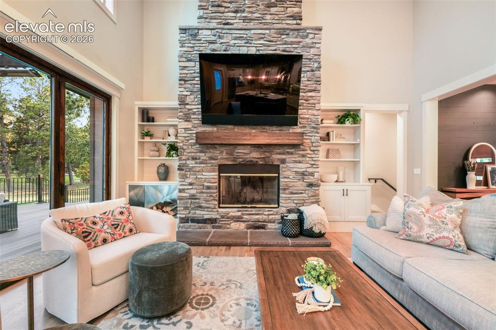 Image 12 of 50: Dining area