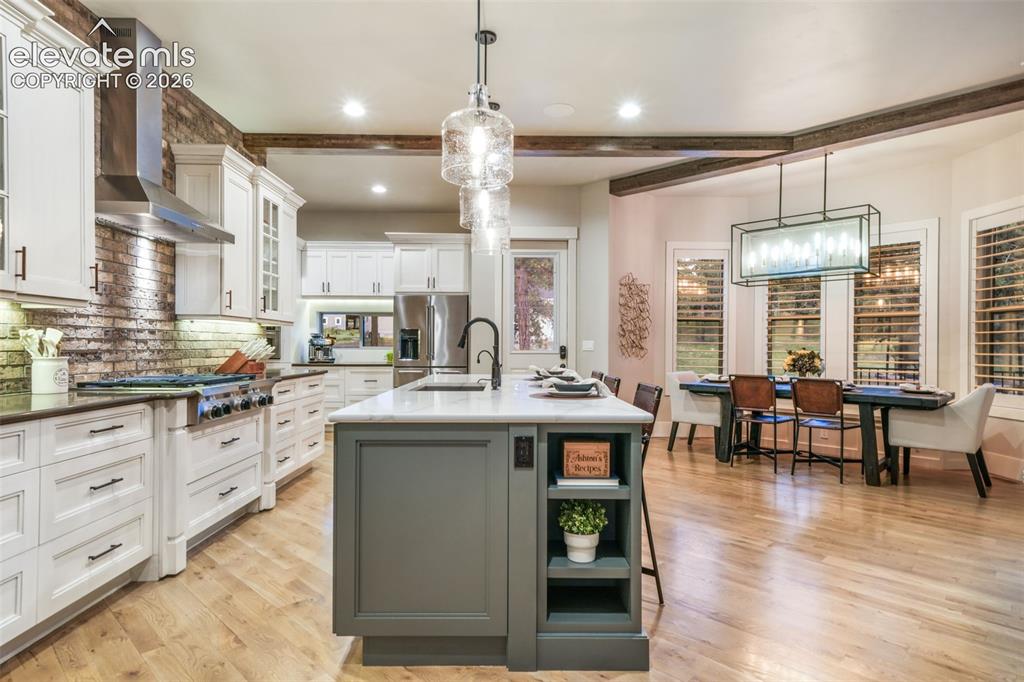 Image 17 of 50: Kitchen