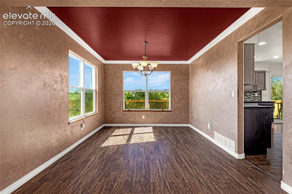 Image 10 of 50: Dining Area