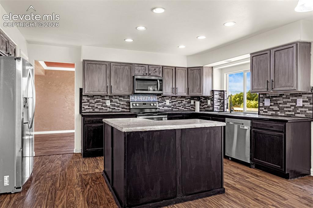Image 15 of 50: Kitchen